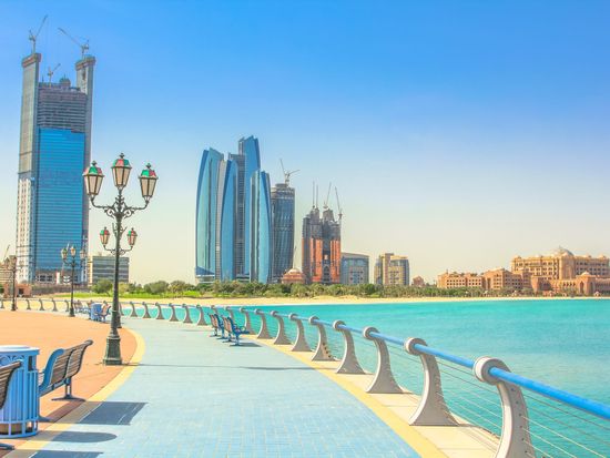 UAE_Abu Dhabi_Corniche_shutterstock_569301505