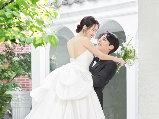 韓国フォトウェディング  話題の「AURUM」ドレスと戸建てスタジオ撮影　スタジオ＋ドレス＋ヘアメイク STANDARDプラン＜日本語サポート＞