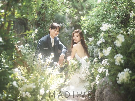 韓国フォトウェディング  話題の「AURUM」ドレスと戸建てスタジオ撮影　スタジオ＋ドレス＋ヘアメイク STANDARDプラン＜日本語サポート＞