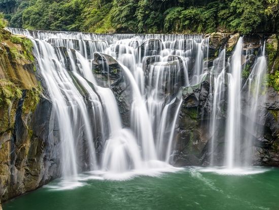 Taiwan_Shifen_Waterfall_shutterstock_254835859