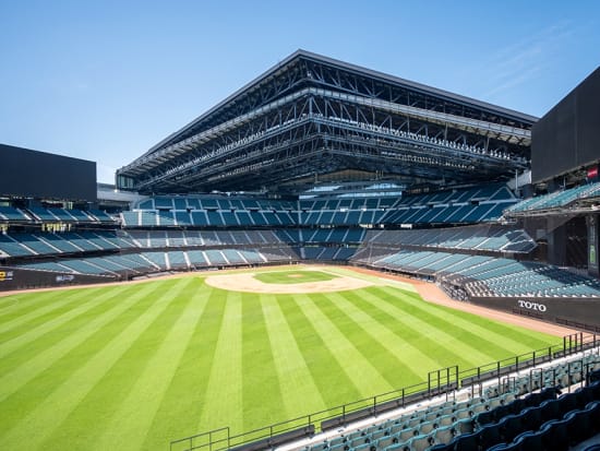 札幌発日帰りバスツアー 　北海道ボールパークFビレッジと道の駅サーモンパーク千歳を巡る半日コース 二条市場など車窓見学あり＜午前のみ／札幌市内発新千歳空港着＞