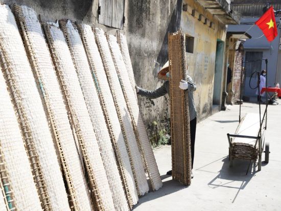 ハノイ郊外で伝統体験ツアー トーハー村＆バッチャン村でライスペーパー＆陶器作り見学＜1日／昼食付き／日本語ガイド＞