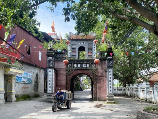 ハノイ郊外で伝統体験ツアー トーハー村＆バッチャン村でライスペーパー＆陶器作り見学＜1日／昼食付き／日本語ガイド＞