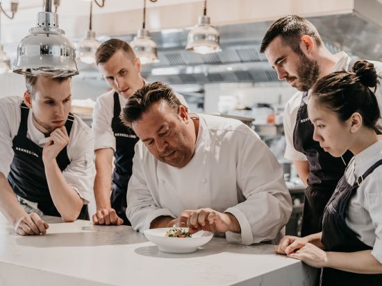 優雅なシドニーの夕べ！オペラハウス内部見学(VIPイブニングツアー)＋高級レストランのコースディナー＜英語ガイド＞