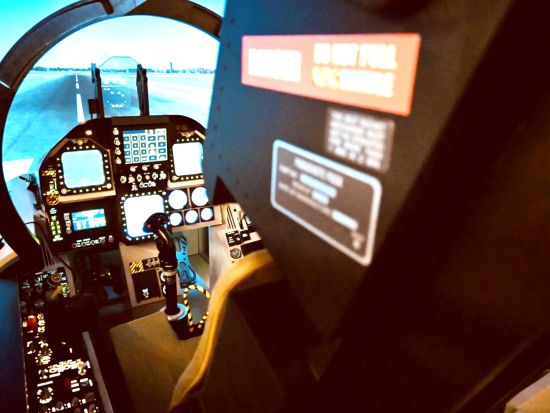 戦闘機フライトシミュレーター 本格的なコックピットでフライト操縦 時速1000kmを超えるスピード感を体験＜15分～90分／羽田イノベーションシティ店＞