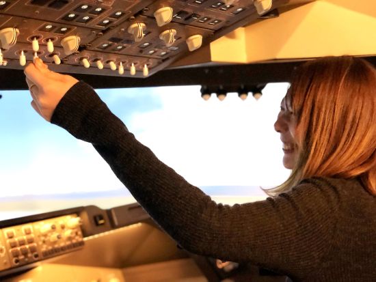 戦闘機フライトシミュレーター 本格的なコックピットでフライト操縦 時速1000kmを超えるスピード感を体験＜15分～90分／羽田イノベーションシティ店＞