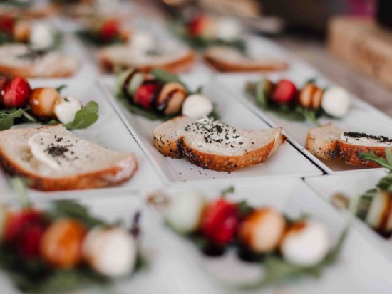 サンセットディナーセーリング 　海の上でロマンティックなディナー体験＜夕食・飲み放題付き／マアラエアハーバー発＞