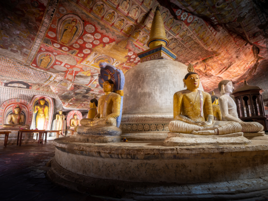 世界遺産ダンブッラ石窟寺院とピドゥランガラロック日帰りツアー　スリランカの幻想的な景色を満喫 ＜昼食付き／日本語ガイド＞