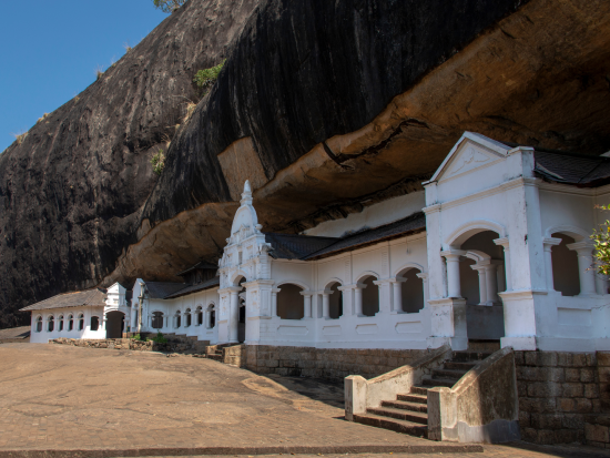世界遺産ダンブッラ石窟寺院とピドゥランガラロック日帰りツアー　スリランカの幻想的な景色を満喫 ＜昼食付き／日本語ガイド＞