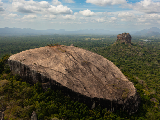 世界遺産ダンブッラ石窟寺院とピドゥランガラロック日帰りツアー　スリランカの幻想的な景色を満喫 ＜昼食付き／日本語ガイド＞