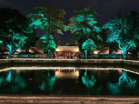 水・土・日限定！ 文廟ナイトツアー　3Dマッピングショー鑑賞　ミシュランセレクトレストラン「1946」での田ガニ鍋夕食付き＜夕方発／日本語ガイド＞