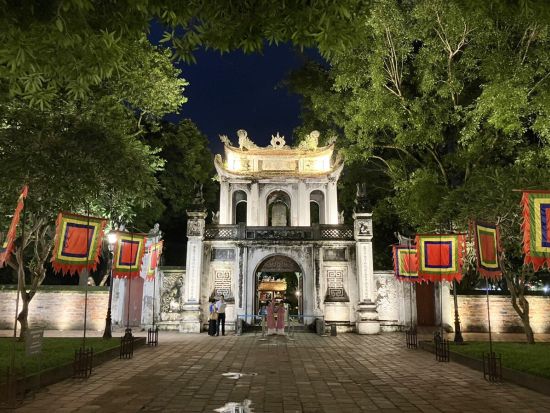 水・土・日限定！ 文廟ナイトツアー　3Dマッピングショー鑑賞　ミシュランセレクトレストラン「1946」での田ガニ鍋夕食付き＜夕方発／日本語ガイド＞