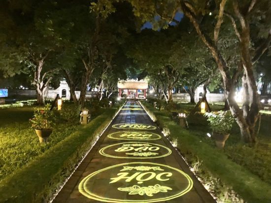 水・土・日限定！ 文廟ナイトツアー　3Dマッピングショー鑑賞　ミシュランセレクトレストラン「1946」での田ガニ鍋夕食付き＜夕方発／日本語ガイド＞