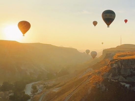 世界遺産カッパドキアで乗る熱気球！ ソアンル渓谷での感動フライト＜カッパドキア発／1～18名／送迎付＞