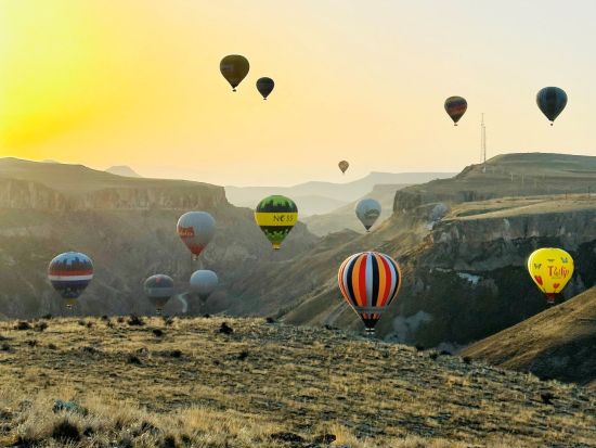 世界遺産カッパドキアで乗る熱気球！ ソアンル渓谷での感動フライト＜カッパドキア発／1～18名／送迎付＞