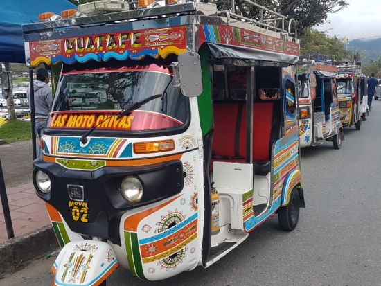 【貸切】ペニョール＆グアタペ観光ツアー　「悪魔の岩」に登頂付き！モトタクシーでカラフルな街並み観光＋貯水池の絶景を満喫＜英語ガイド／メデジン発＞