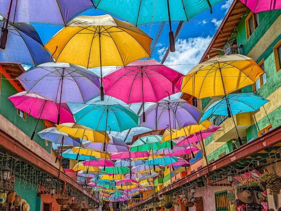 【貸切】ペニョール＆グアタペ観光ツアー　「悪魔の岩」に登頂付き！モトタクシーでカラフルな街並み観光＋貯水池の絶景を満喫＜英語ガイド／メデジン発＞