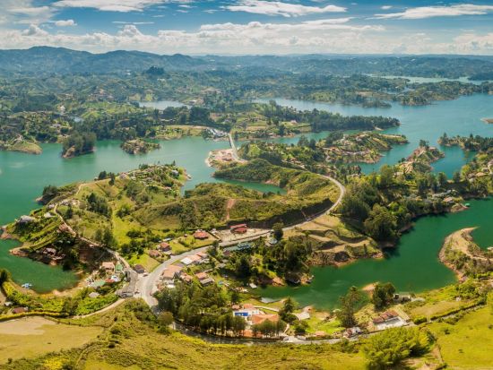 【貸切】ペニョール＆グアタペ観光ツアー　「悪魔の岩」に登頂付き！モトタクシーでカラフルな街並み観光＋貯水池の絶景を満喫＜英語ガイド／メデジン発＞