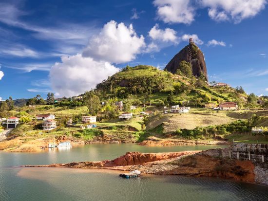 ペニョール＆グアタペ観光ツアー　「悪魔の岩」は必見！カラフルな街並みや貯水池の絶景を満喫＜混載／英語ガイド／メデジン発＞