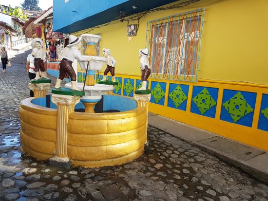 【貸切】ペニョール＆グアタペ観光ツアー　「悪魔の岩」に登頂付き！モトタクシーでカラフルな街並み観光＋貯水池の絶景を満喫＜英語ガイド／メデジン発＞