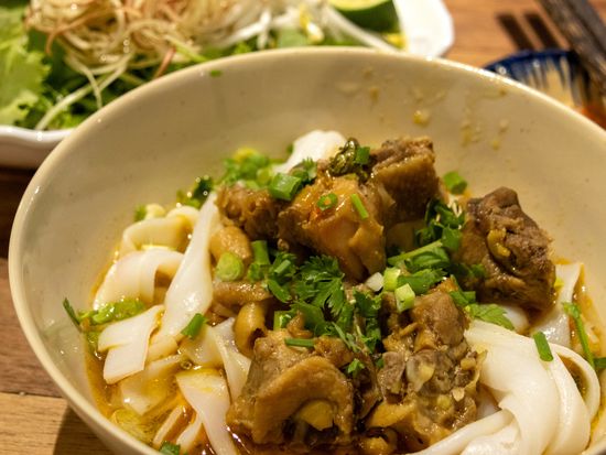 Vietnam_Food_Mi quang_AdobeStock_784439482