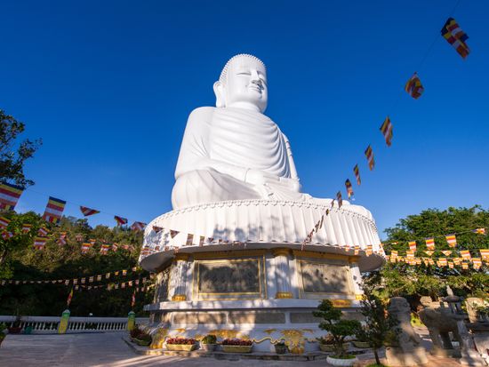 Ba Na Hills_White Buddha_AdobeStock_674720211