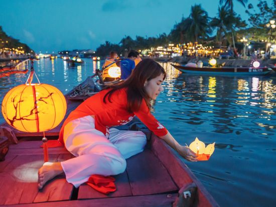 ミーソン遺跡＋ホイアン観光ツアー 手漕ぎボートで灯篭流し体験込み！＜午後／日本語ガイド／カフェ＆夕食込／混載または貸切／ダナン・ホイアン・フエ発＞