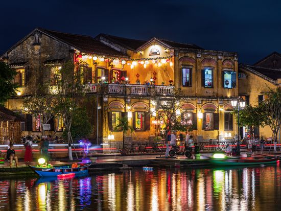 Vietnam_Hoi An_Night_AdobeStock_325379434