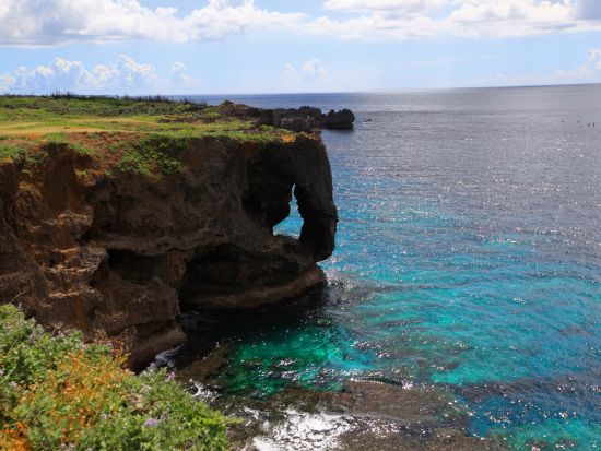 美ら海水族館観光バスツアー　アメリカンビレッジ＋古宇利島＋万座毛＋御菓子御殿めぐる1日観光　夕食付きプランもあり＜入場券付き／那覇・北谷発／2歳以下無料＞
