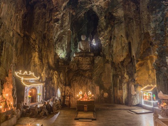 五行山_Huyen Khong Cave_shutterstock_608491001