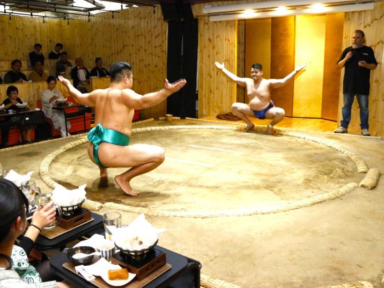 東京：特製ちゃんこ鍋と写真付き相撲ショー体験 日本文化のユニークな側面を楽しむコース＜1名様から催行可能／台東区＞