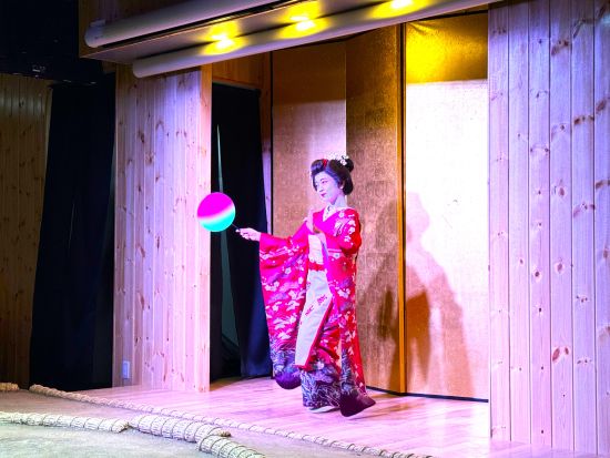 東京：特製ちゃんこ鍋と写真付き相撲ショー体験 日本文化のユニークな側面を楽しむコース＜1名様から催行可能／台東区＞