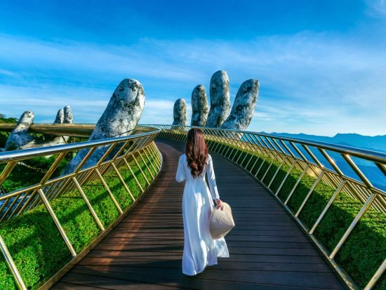 ミーソン遺跡＋バーナーヒルズ＋夜のホイアン観光ツアー　2大世界遺産と話題のフォトスポットを巡る！灯篭流し体験付き＜日本語ガイド／サクラレストランの夕食選択可＞