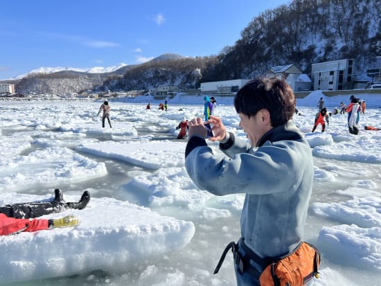 流氷遊ウォーク 極寒の知床でしか体験できない流氷の上を歩いて楽しむ冬のアクティビティコース！＜最大6名／1時間半／斜里町＞