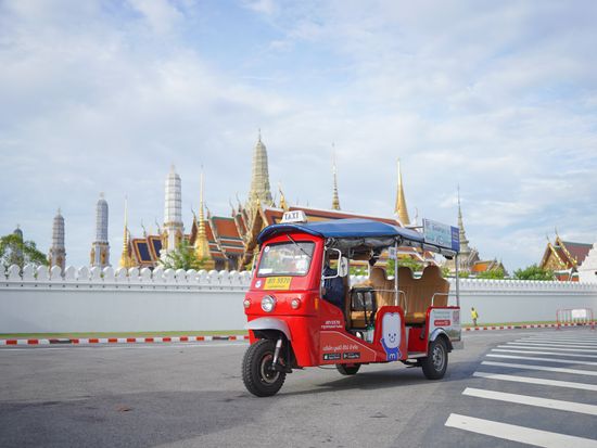電気トゥクトゥクで巡る！バンコクパワースポット観光ツアー　ソンワット通り＋トリムルティの祠＋エラワンの祠＋ピンクのカオマンガイ＋アラビカカフェ＜貸切／日本語＞の写真2