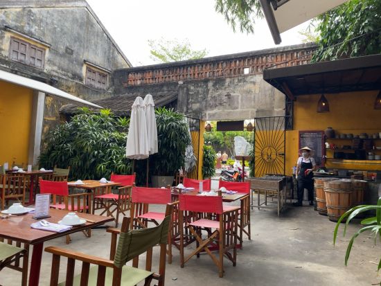 ハイ・カフェレストラン＆BBQコートヤード　食事券＆事前予約サービス ＜送迎オプションあり／ホイアン＞