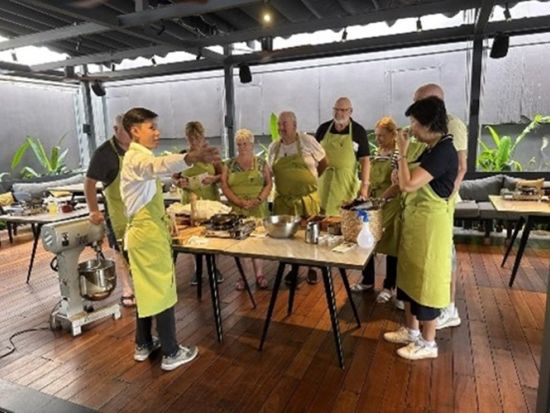 ベトナム料理教室　バインミー（ベトナム風バゲットサンド）作りを楽しむ ＜日本語ガイド＞