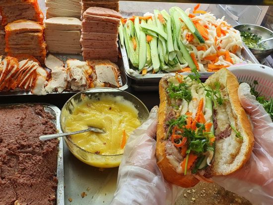 ベトナム料理教室　バインミー（ベトナム風バゲットサンド）作りを楽しむ ＜日本語ガイド＞