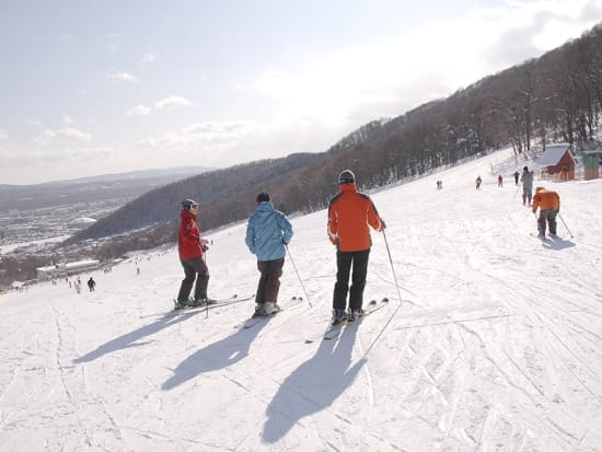 札幌国際スキー場満喫日帰りツアー 北海道を代表する人気スキーリゾートで豊富なパウダースノーと広大なゲレンデを楽しむコース＜毎日催行／札幌発＞