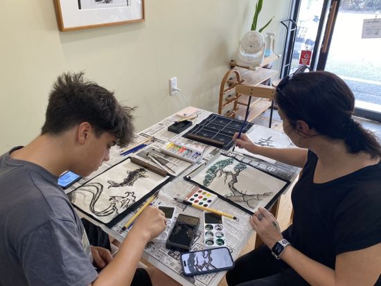 書道と掛け軸作りワークショップ ～和の心を紡ぐ特別なアート体験～ 掛け軸またはマグネットタペストリーから選択可能＜約2.5時間／東京＞