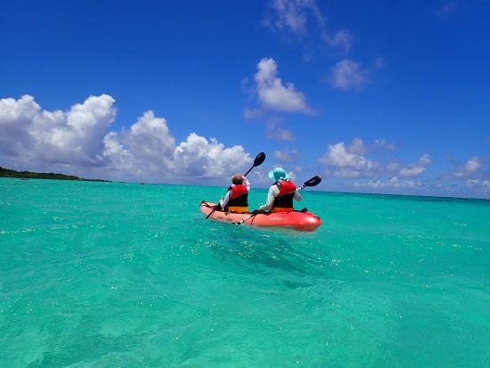 伊良部島 シーカヤック＋シュノーケリングツアー　伊良部島のマリンアクティビティを1日大満喫！＜2歳から参加OK／昼食付／宮古島＞
