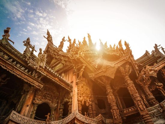 パタヤ日帰りツアー　サンクチュアリー・オブ・トゥルース＋エレファント・ジャングル・サンクチュアリー　象さんとふれあい体験＜夕食付き／日本語ガイド／バンコク発＞