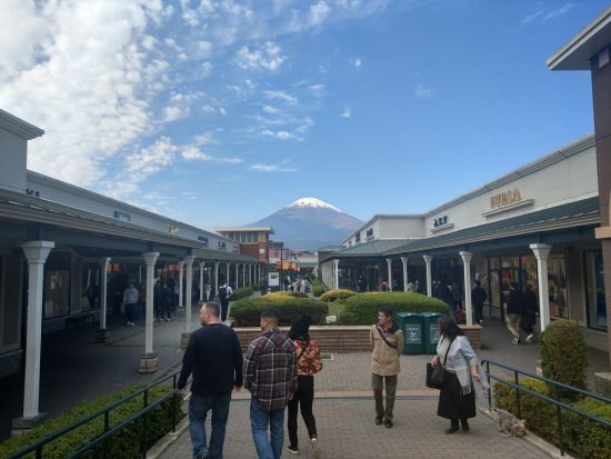 東京発日帰りバスツアー　富士山抹茶体験＆河口湖散策！新倉富士浅間神社と御殿場アウトレット or 温泉で選べる満喫プラン＜英語・中国語ガイド＞