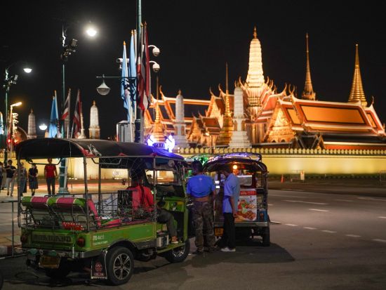 トゥクトゥクで行く！チャイナタウン グルメツアー　ミシュラン掲載の屋台4か所巡り＋バンコク夜景観賞＜夜／英語ガイド／日本語カスタマーサポート＞