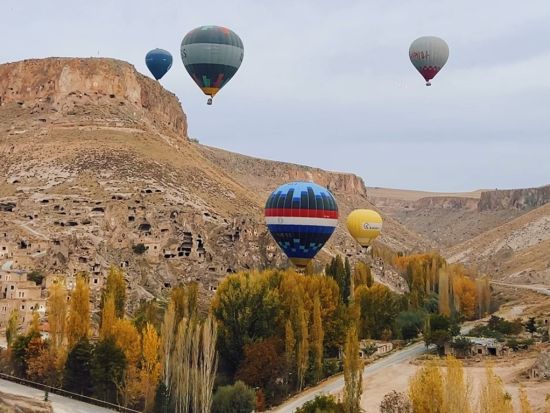 世界遺産カッパドキア 1泊2日ツアー　熱気球フライト＋定番観光＋ウフララ＋地下都市全て案内！　洞窟ホテル泊＜貸切／日本語ガイド／国内航空券込／イスタンブール発＞