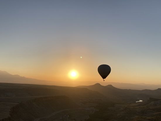 世界遺産カッパドキア 1泊2日ツアー　熱気球フライト＆王道スポット網羅のレッドツアー　洞窟ホテル泊＜貸切／日本語ガイド／国内航空券込／イスタンブール発＞