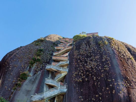 【貸切】ペニョール＆グアタペ観光ツアー　「悪魔の岩」に登頂付き！モトタクシーでカラフルな街並み観光＋貯水池の絶景を満喫＜英語ガイド／メデジン発＞