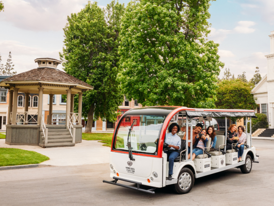 ワーナーブラザーズ・スタジオツアー・ハリウッド　専門ガイドによる解説付きで映画製作の秘密に迫る！＜英語＞