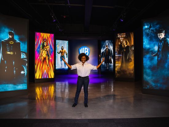 ワーナーブラザーズ・スタジオツアー・ハリウッド　専門ガイドによる解説付きで映画製作の秘密に迫る！＜英語＞