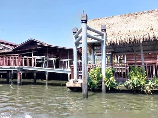 ロングテールボートで水上家屋＋ワット・アルン＋ワット・パクナムを巡る　チャオプラヤー川クルーズ＜日本語ガイド＞ by JTB